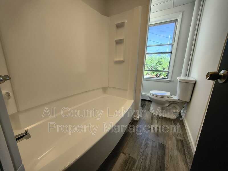 546 Thomas St - Photo 5 of 11