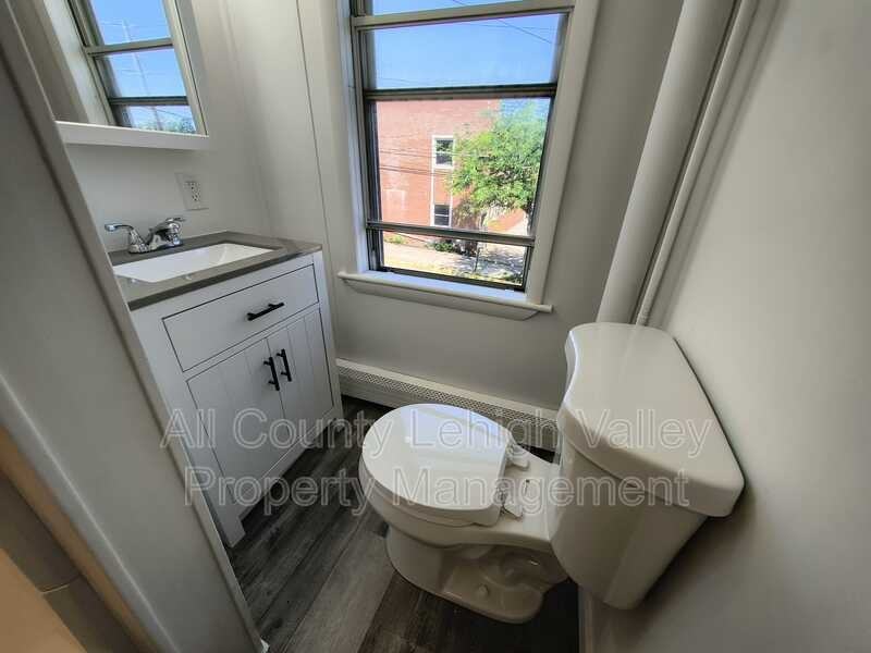 546 Thomas St - Photo 6 of 11