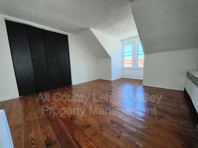 546 Thomas St - Photo 7 of 11