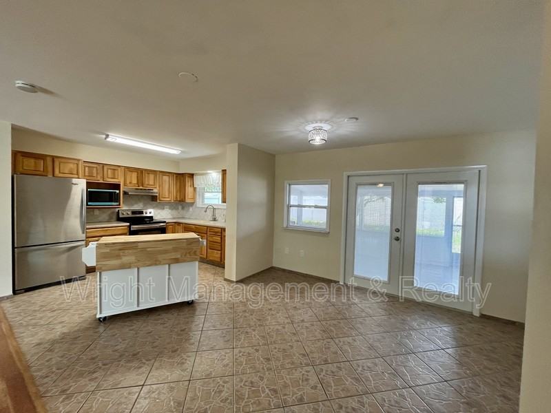 704 Torrey Pines Ave - Photo 4 of 23