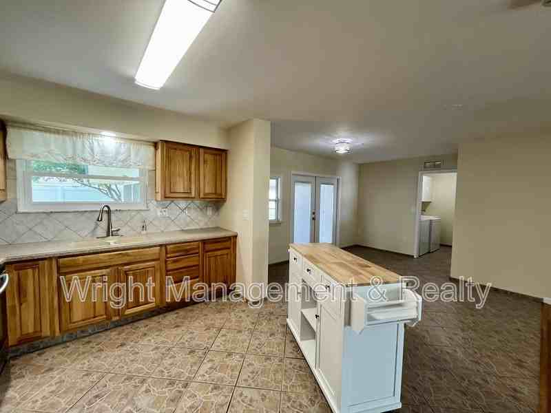 704 Torrey Pines Ave - Photo 6 of 23