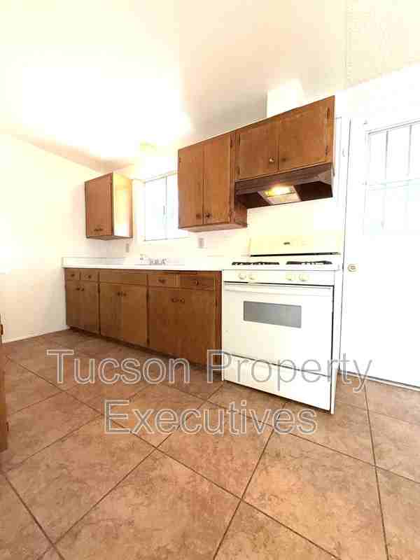 4239 E Lee St - Photo 2 of 11