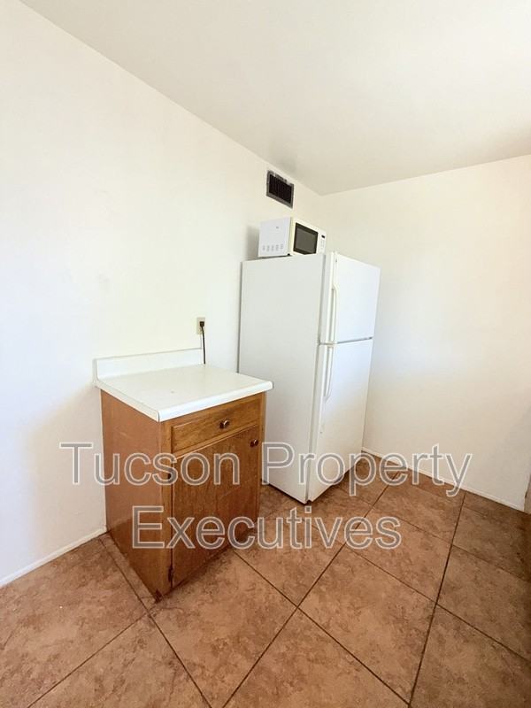 4239 E Lee St - Photo 4 of 11