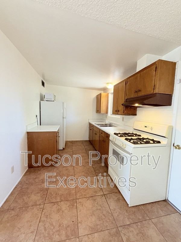 4239 E Lee St - Photo 3 of 11