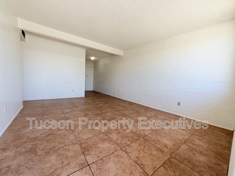 4239 E Lee St - Photo 7 of 11