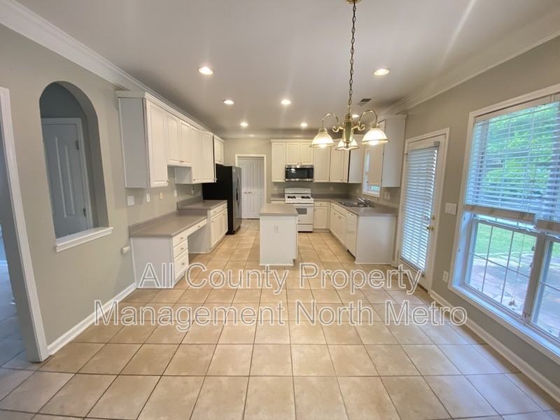550 Elgaen Ct - Photo 3 of 11