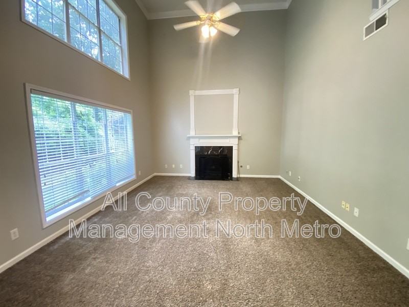 550 Elgaen Ct - Photo 4 of 11