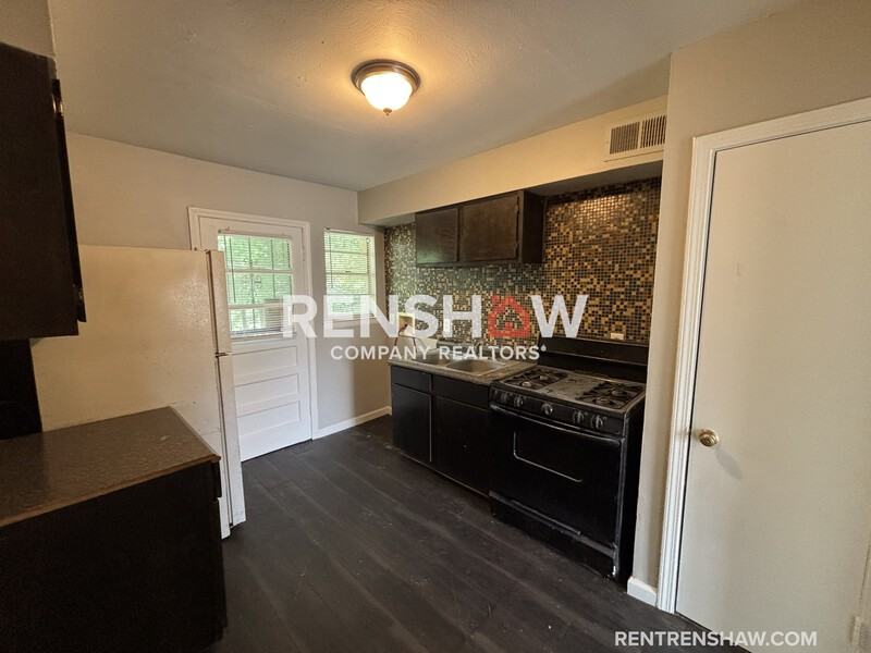 2767 Waverly Ave - Photo 4 of 12