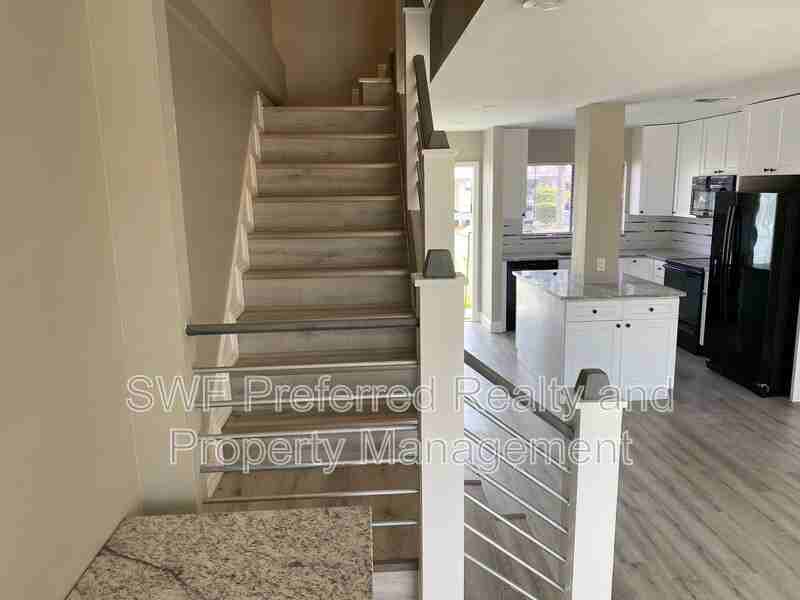 512 Se 43rd St #2 - Photo 2 of 14
