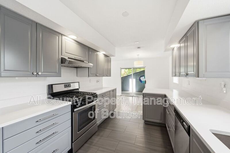 2702 6th St #13 - Photo 3 of 26