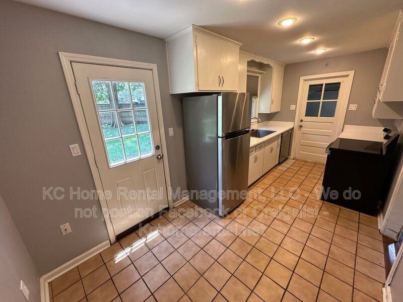 8419 Pennsylvania Ave - Photo 7 of 25