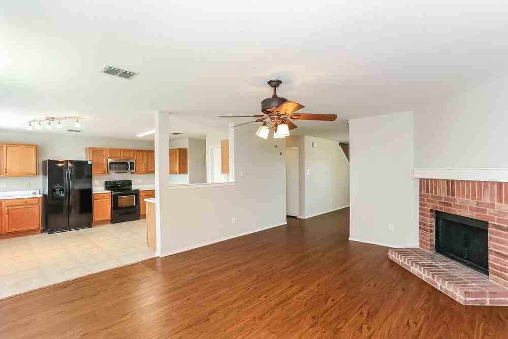 1421 Krista Dr - Photo 7 of 20