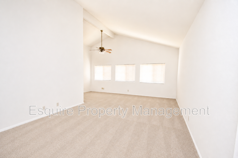 2065 Pamela St - Photo 4 of 26
