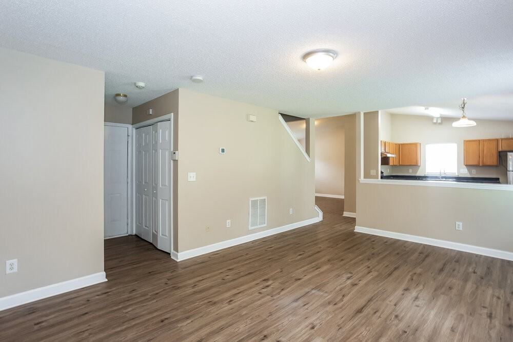 1028 Jordans Pond Ln - Photo 5 of 17