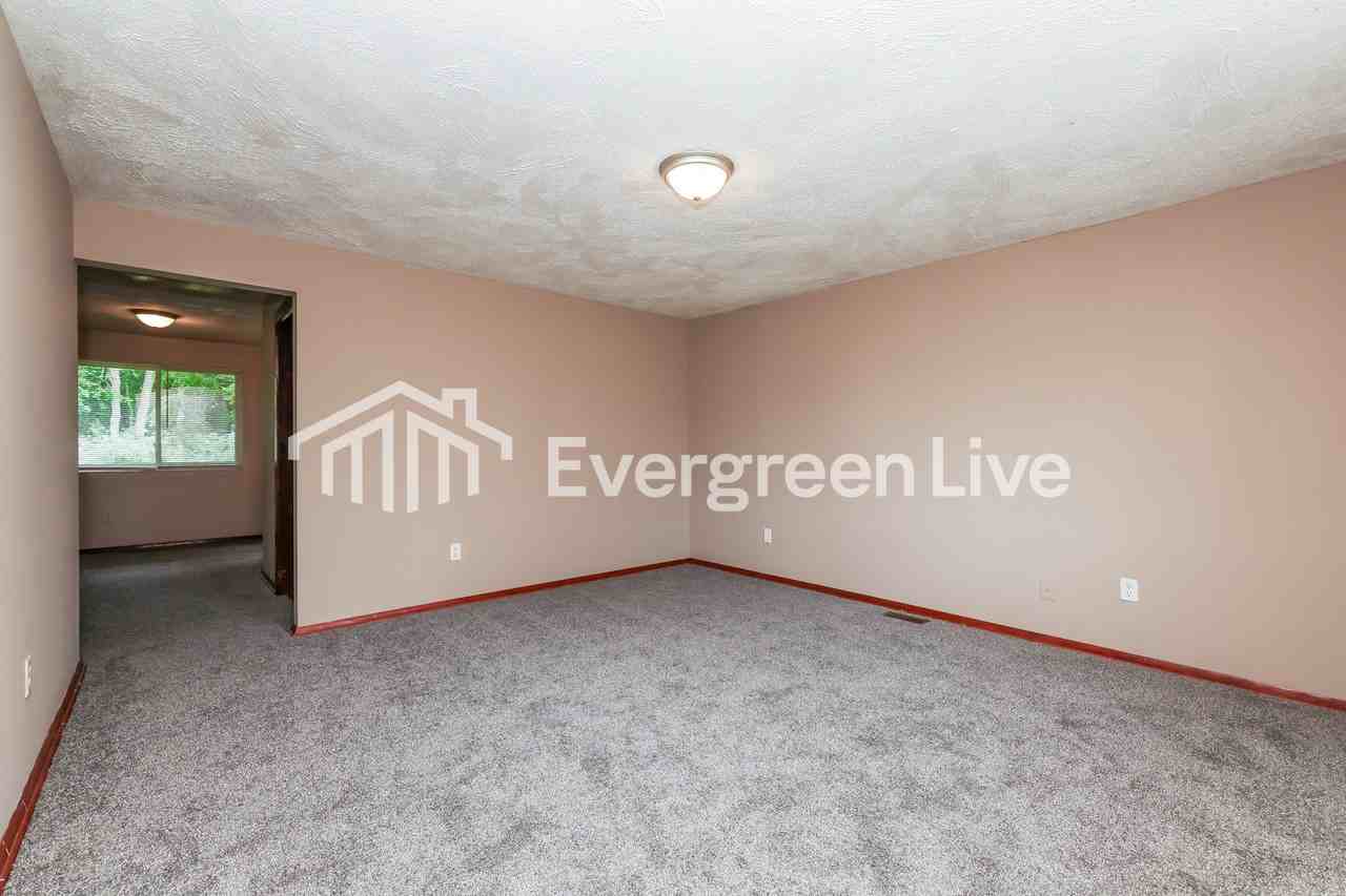 1101 Rossiter Dr - Photo 3 of 15