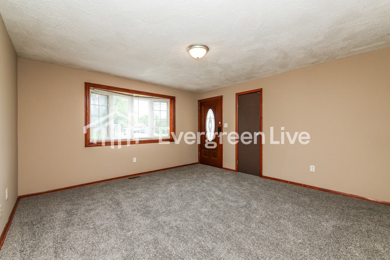 1101 Rossiter Dr - Photo 4 of 15