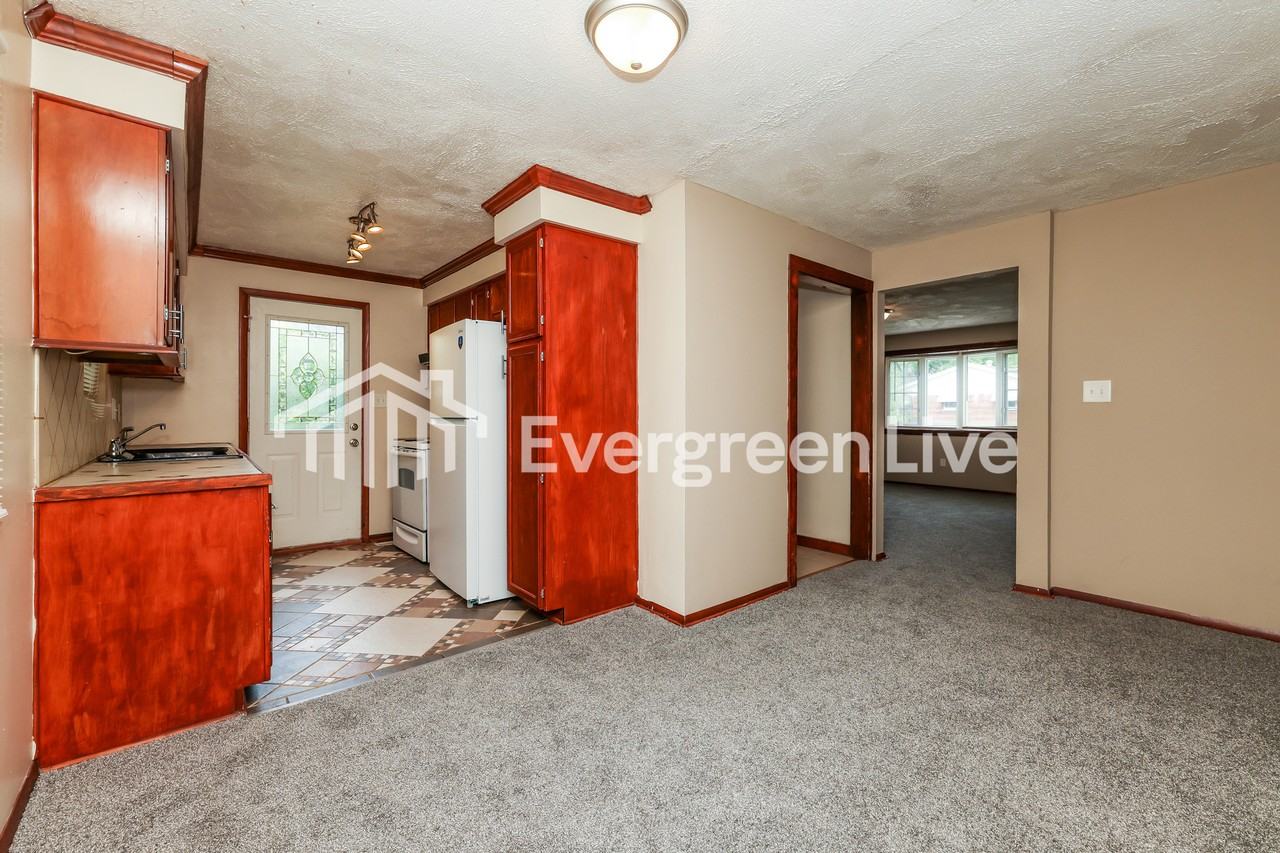 1101 Rossiter Dr - Photo 6 of 15
