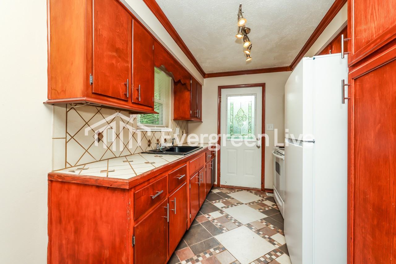 1101 Rossiter Dr - Photo 7 of 15