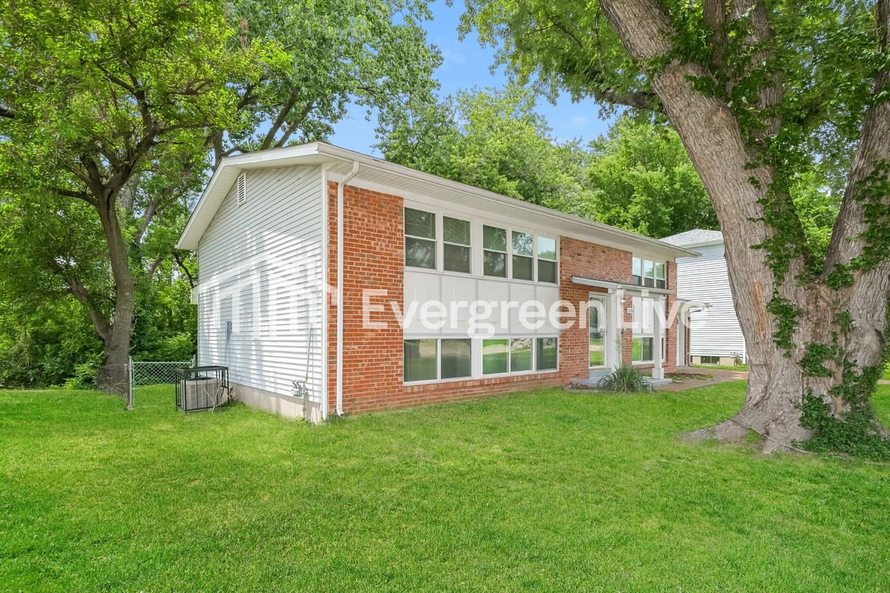 2215 Spoonwood Ln - Photo 2 of 15
