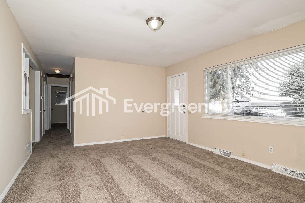 1520 Bluff Dr - Photo 3 of 15