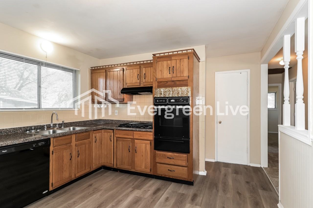 1520 Bluff Dr - Photo 6 of 15
