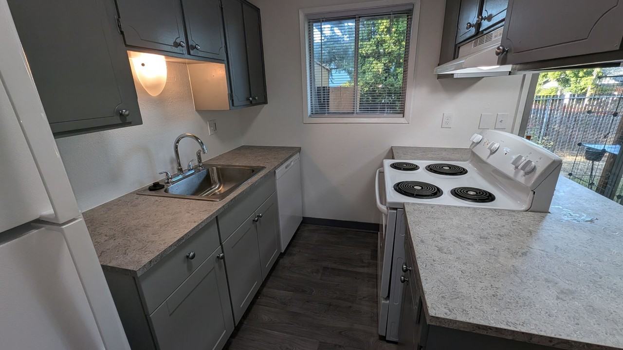 Windsor Court Apartments - Photo 5 of 32