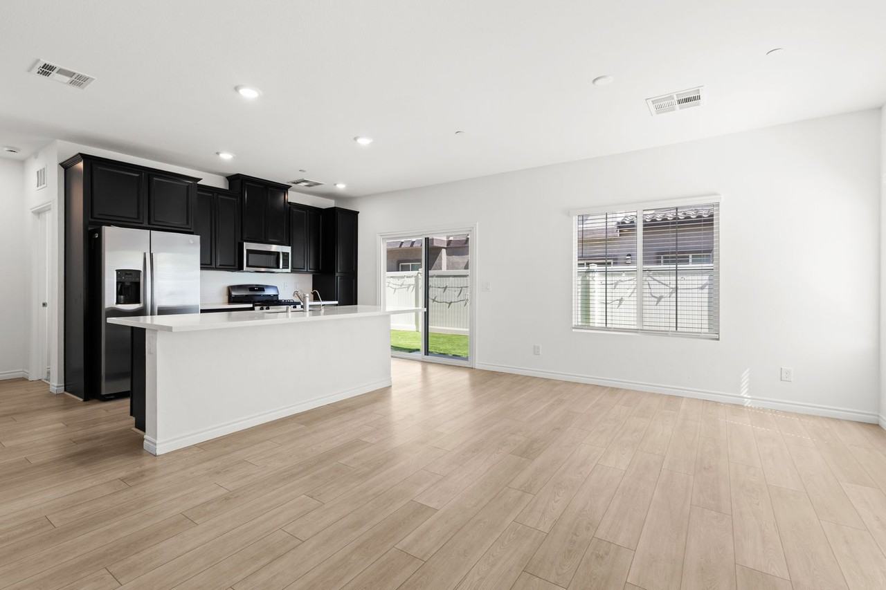 7230 N Decatur Blvd - Photo 4 of 50