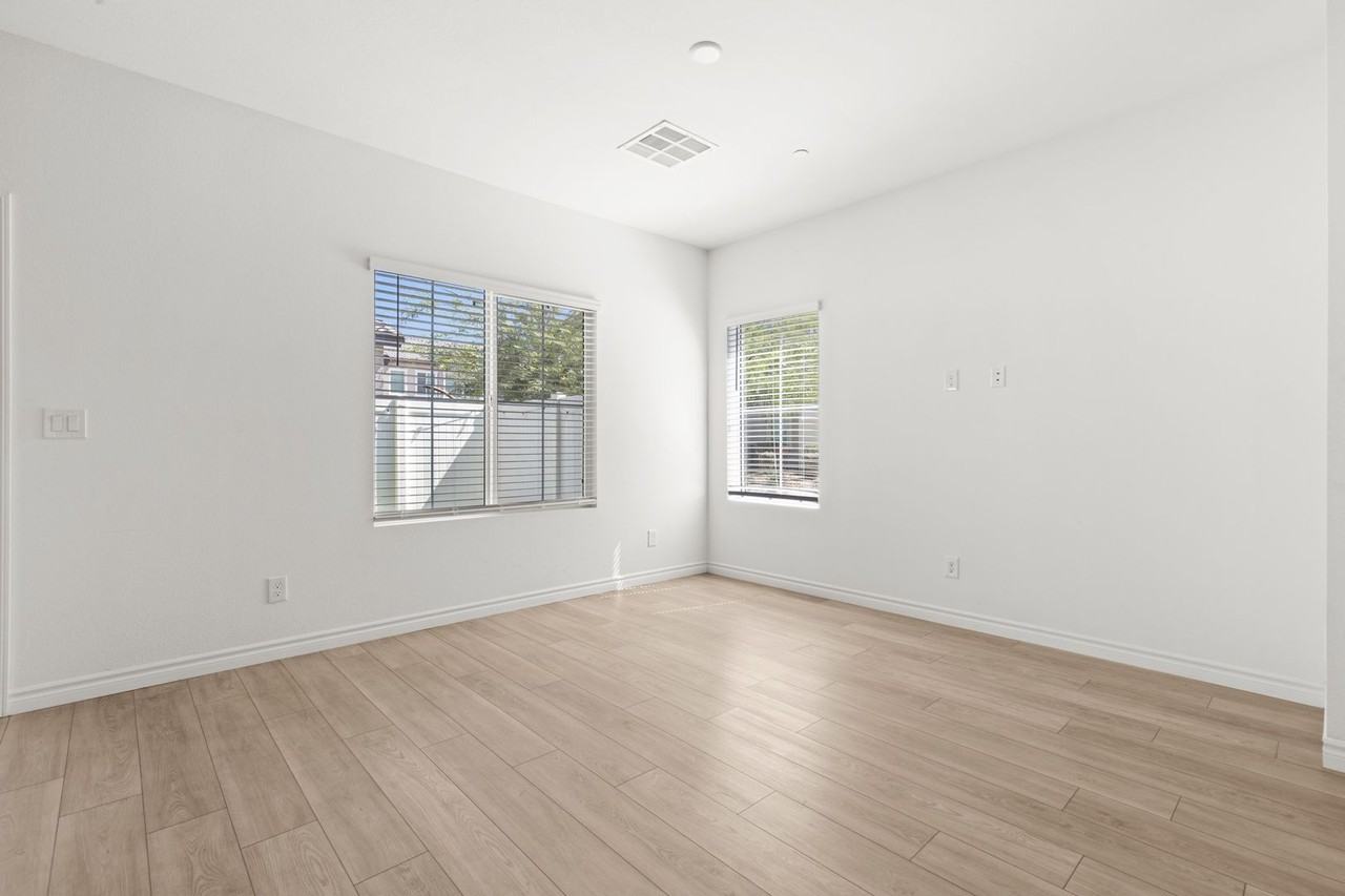 7230 N Decatur Blvd - Photo 7 of 50