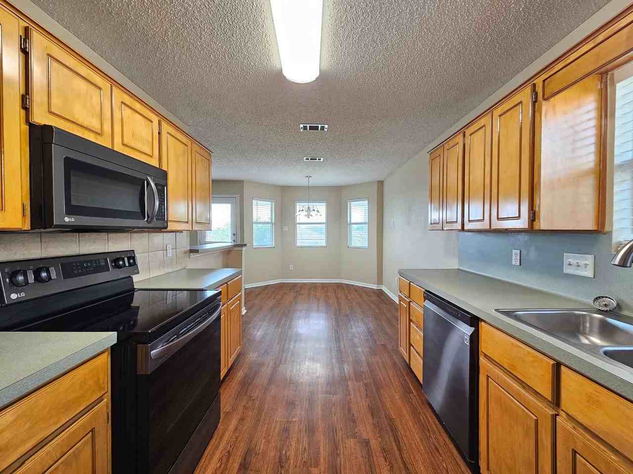 4306 Secretariat Dr - Photo 2 of 18