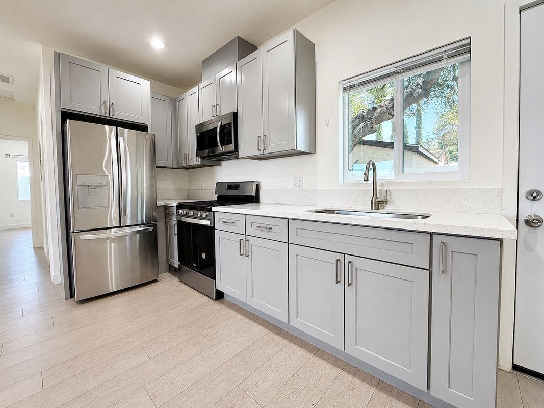 10723 Rhodesia Ave - Photo 4 of 11