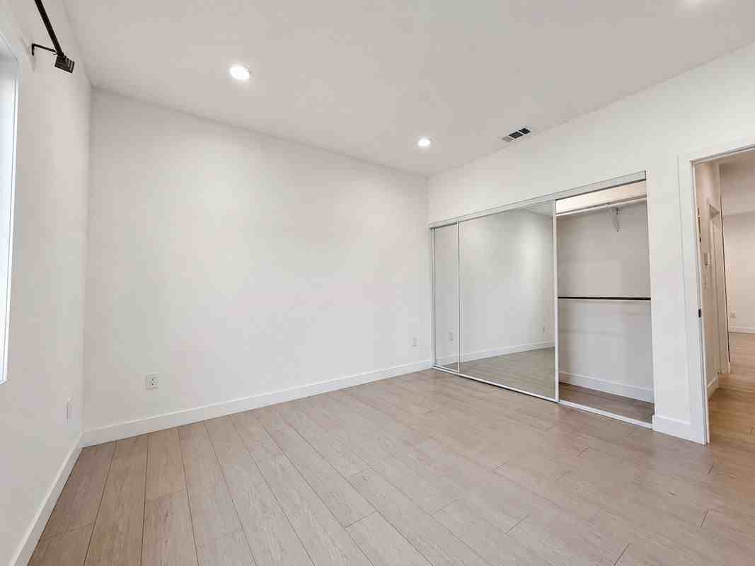 10723 Rhodesia Ave - Photo 7 of 11