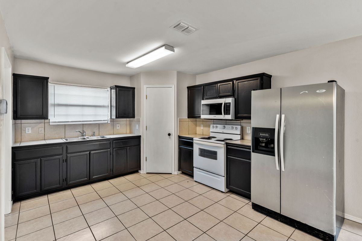 4416 Thunderbird Ave - Photo 2 of 15