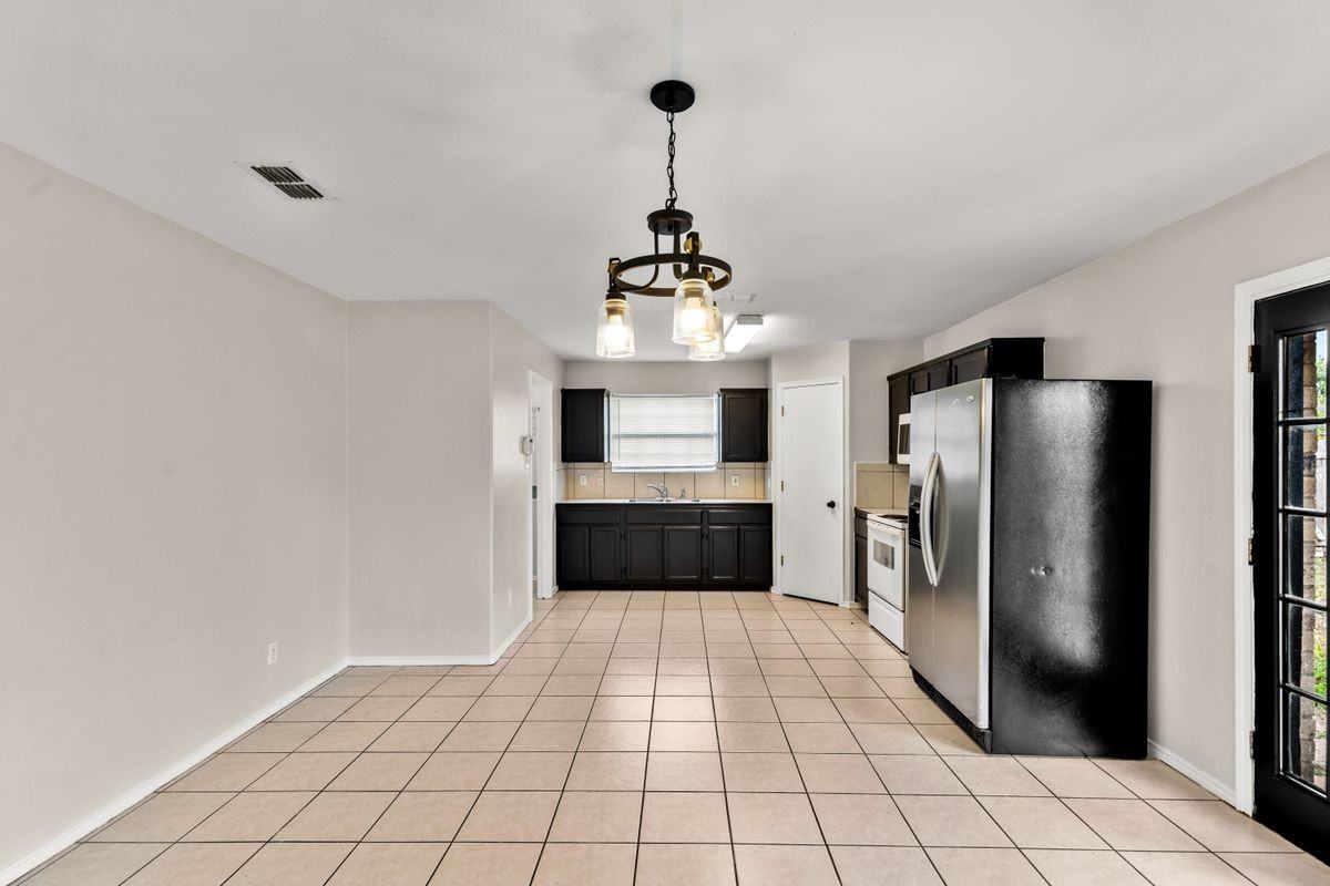 4416 Thunderbird Ave - Photo 3 of 15