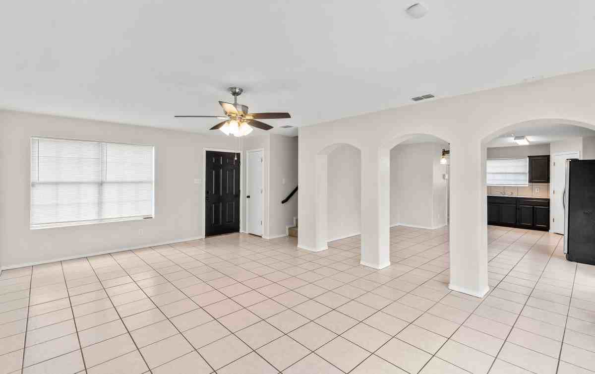 4416 Thunderbird Ave - Photo 4 of 15