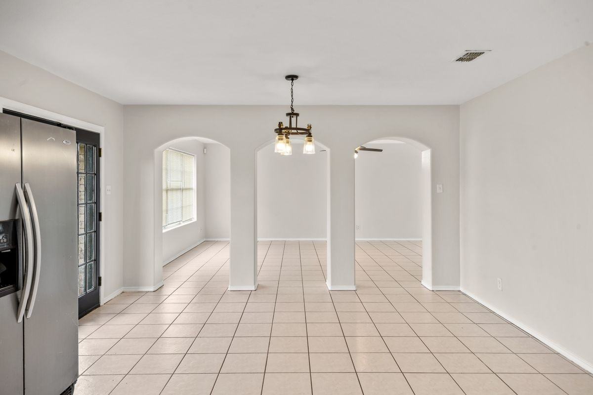 4416 Thunderbird Ave - Photo 5 of 15