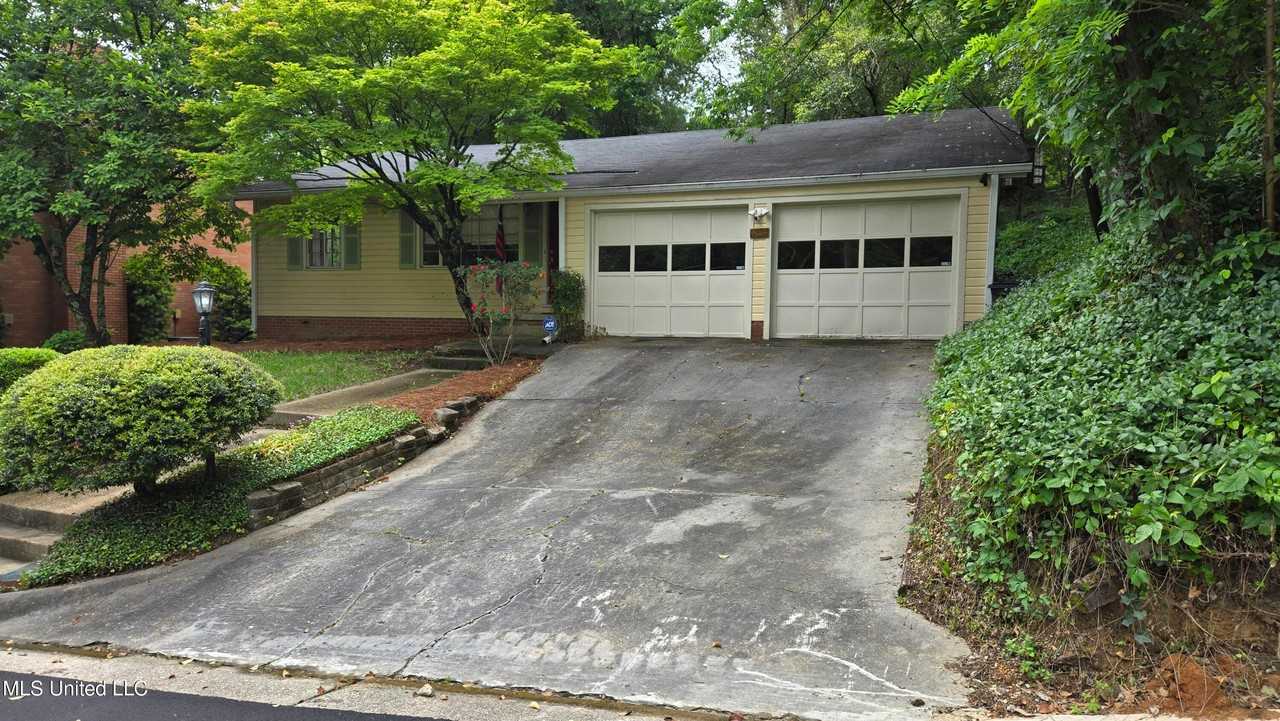 1119 Manship St - Photo 3 of 48