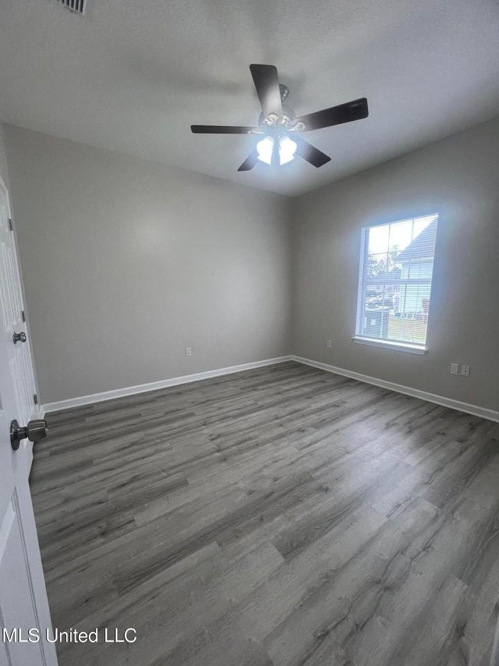11601 Oaklane Dr - Photo 2 of 13