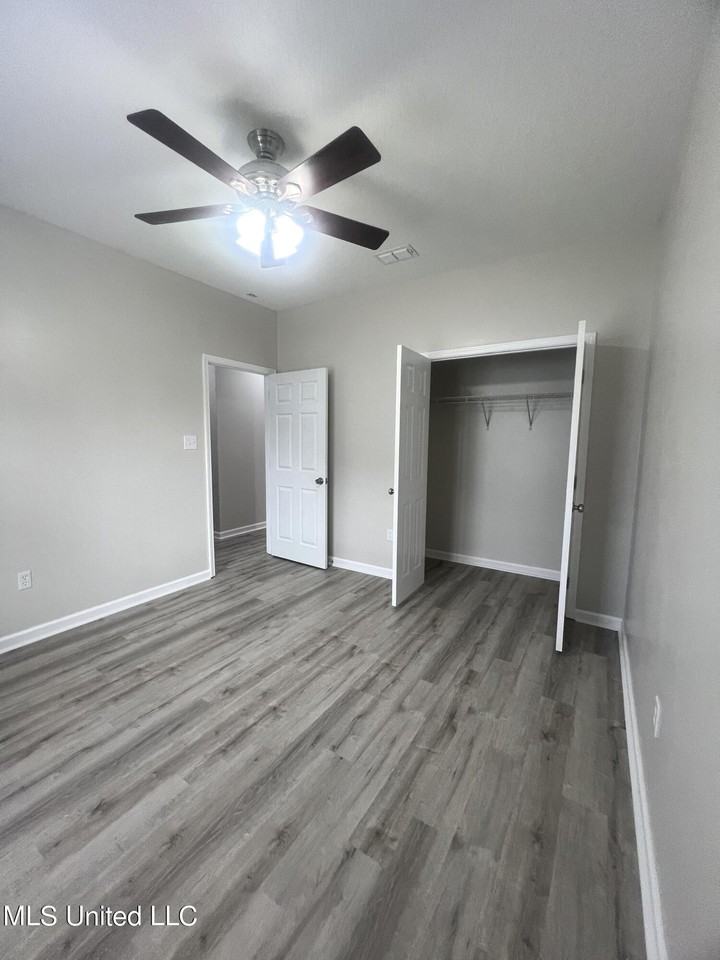11601 Oaklane Dr - Photo 3 of 13