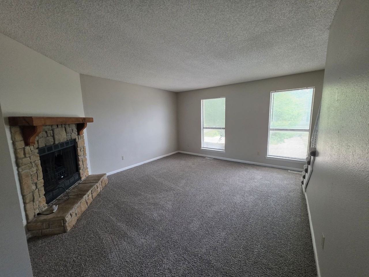 18902 E Manor Dr - Photo 2 of 13
