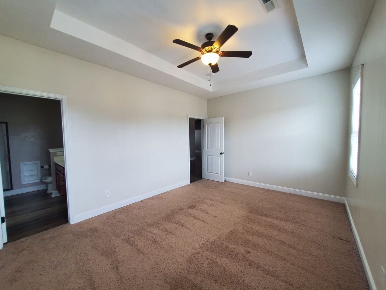 2244 Lakedale Dr - Photo 6 of 34