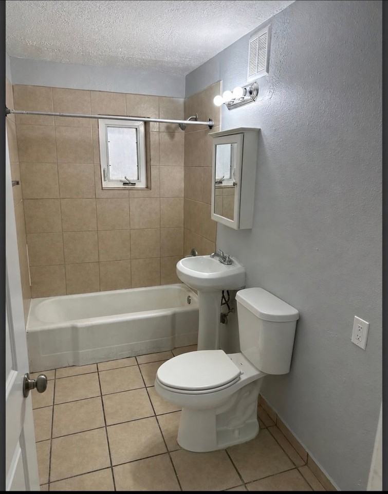 328 Rhode Island (New) St NE - Photo 6 of 6