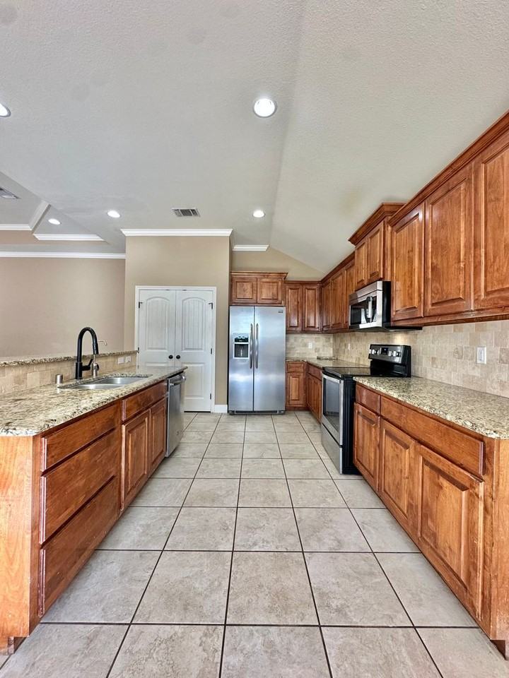 5910 Tarin St - Photo 7 of 33