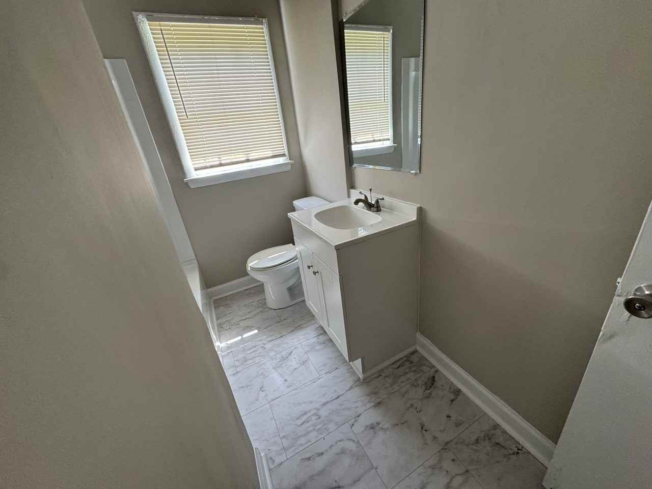 1103 Mcarthur Ave - Photo 2 of 7
