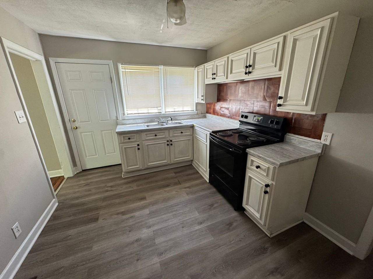 1103 Mcarthur Ave - Photo 4 of 7