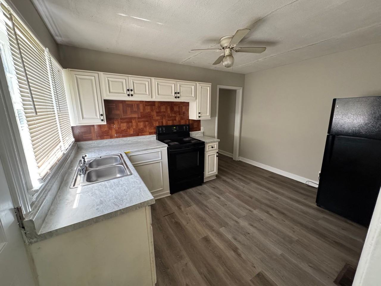 1103 Mcarthur Ave - Photo 5 of 7
