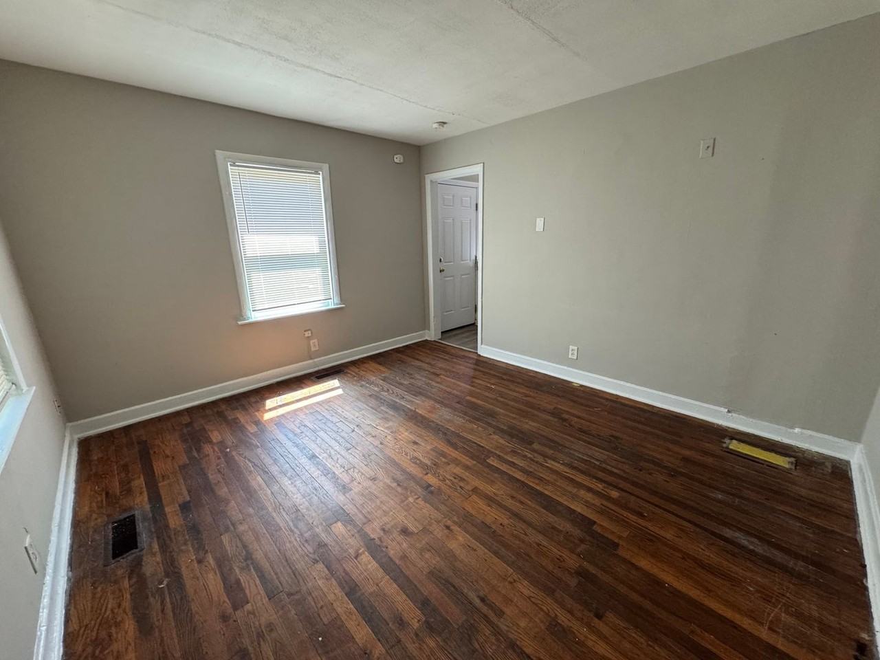 1103 Mcarthur Ave - Photo 6 of 7