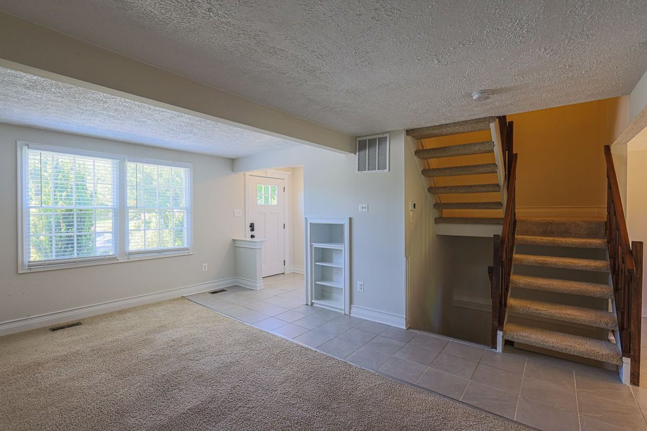 831 Comer Sq - Photo 2 of 34