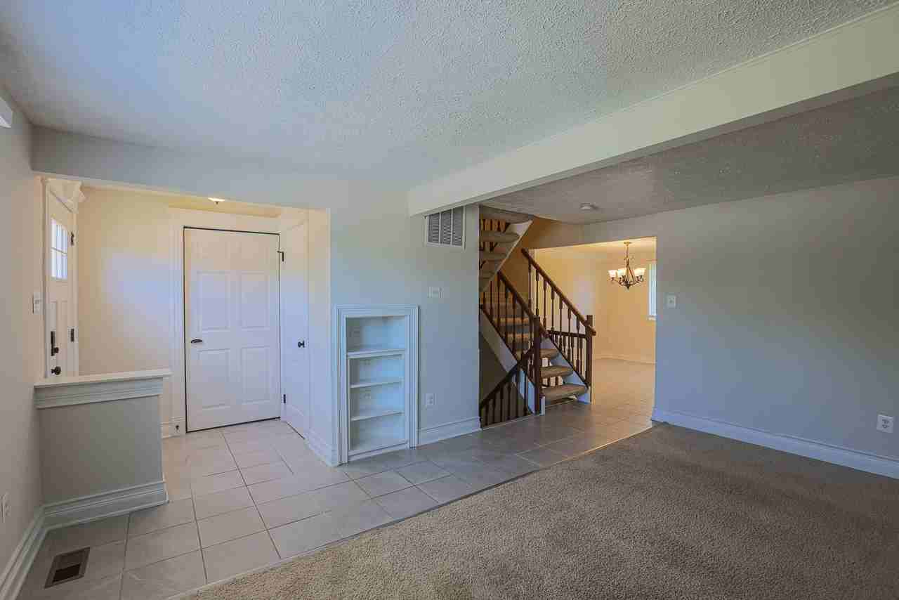 831 Comer Sq - Photo 3 of 34