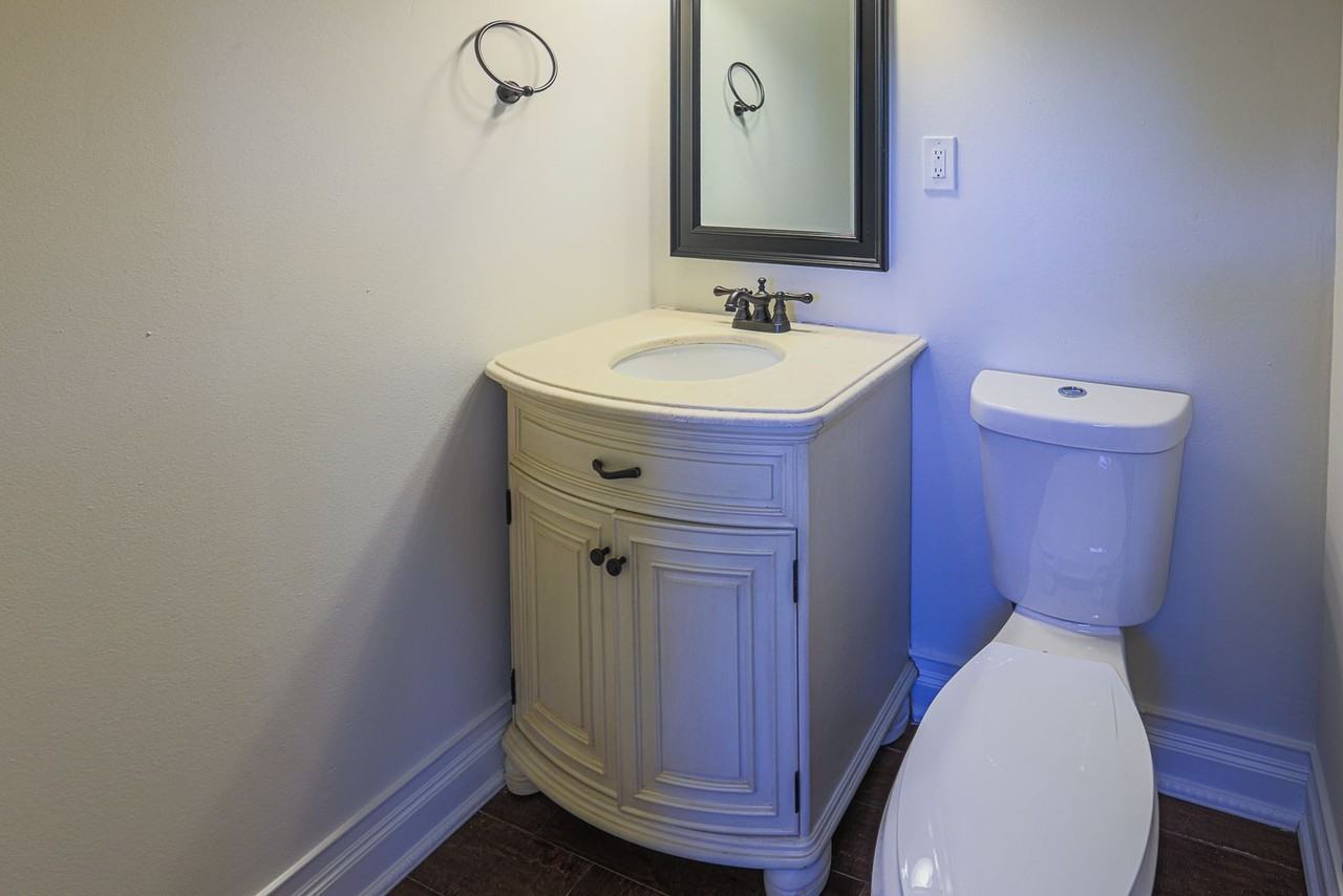 831 Comer Sq - Photo 7 of 34