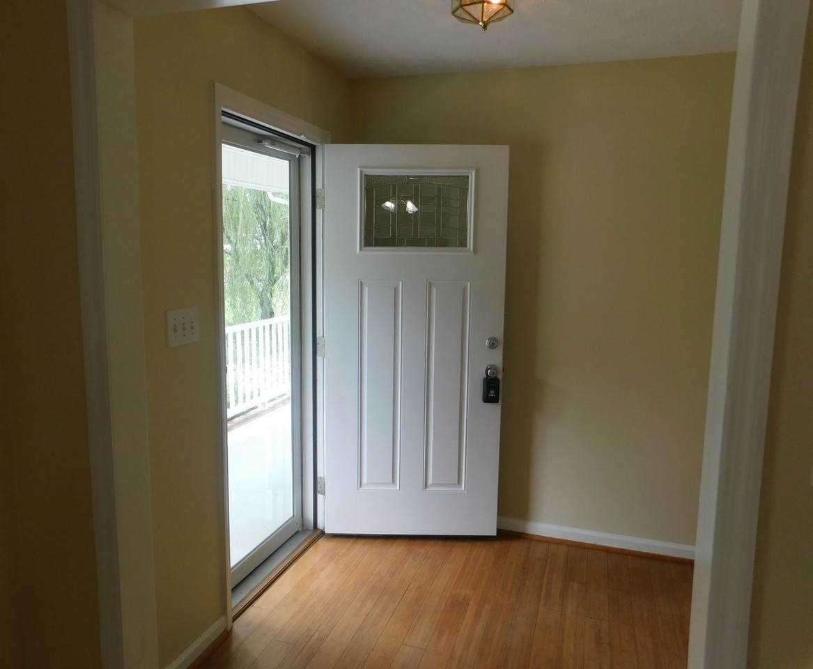 102 Meadow Brook Dr - Photo 2 of 11
